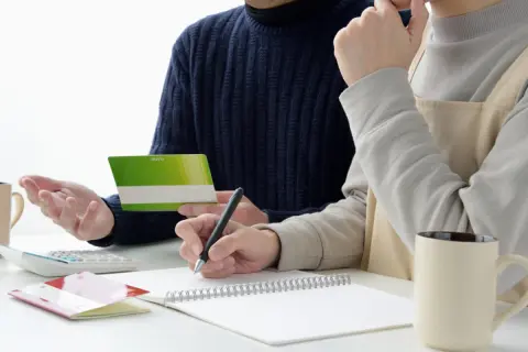 大卒で就職した娘は「手取り15万円」らしく“毎月3万円”ほど援助しています。独立した子どもに「甘すぎる」でしょうか？ 余裕がなく“老後資金”も貯められない…親子共倒れを防ぐポイントとは