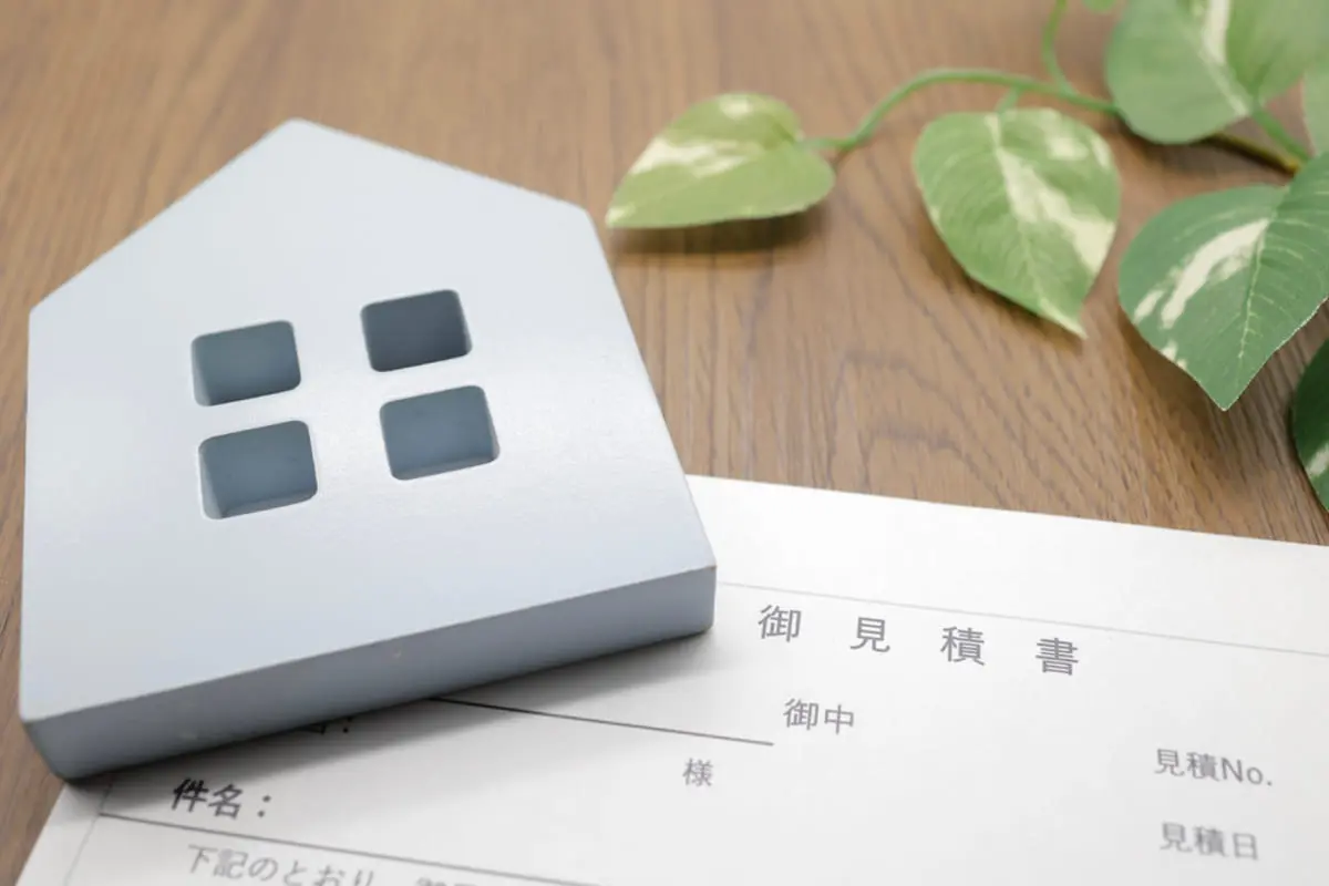 注文住宅を建てる予定ですが、見積書には「本体工事費」以外の費用も多く、総額が分かりにくいです。契約前にどこまで確認すべきですか？