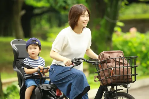 4月から“自転車の歩道走行”で「反則金6000円」の青切符が開始！ 毎日子ども2人を“電動自転車で送迎”しているのですが、私も対象ですか？ 車道を走るほうが迷惑ではないでしょうか？