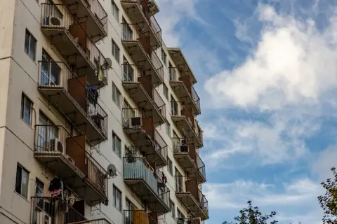 購入したマンションの修繕積立金がこの6年ほどで7000円→1万2000円→2万円と上がっています。この負担は妥当でしょうか？ 売却を考えるレベルでしょうか？