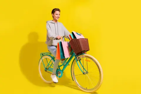 【青切符】自転車で「ハンドルに買い物袋ぶら下げ禁止」に批判殺到！「警察の反則金目当て」「カゴ付いてないのに」と言われてるけど、本当に守る必要あるんですか？ 知らない人も多い“悲惨なリスク”