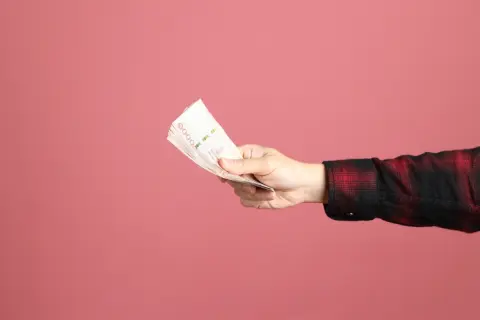 旦那がランチ＋コーヒー＋タバコで月3万円近くクレジットカードを使っています。プラスお小遣いとして現金3万円を渡しているのですが、渡しすぎでしょうか…？