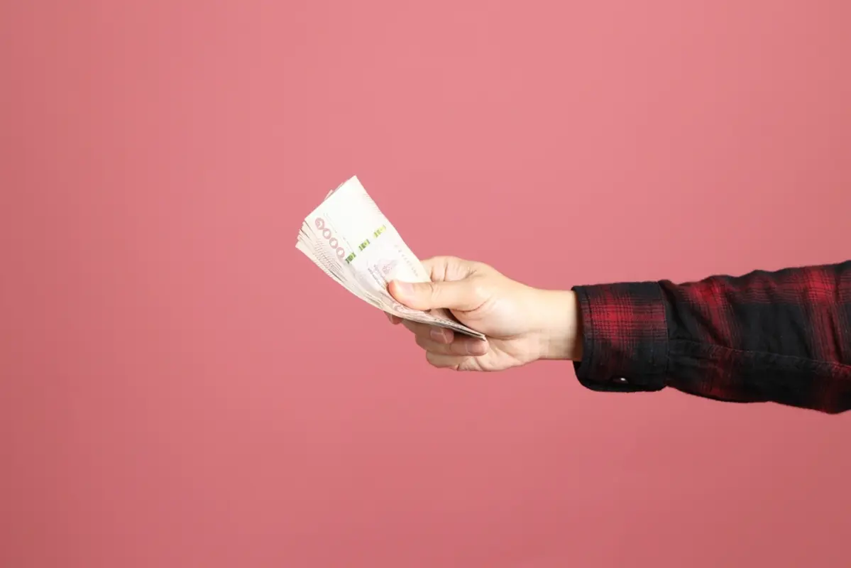 旦那がランチ＋コーヒー＋タバコで月3万円近くクレジットカードを使っています。プラスお小遣いとして現金3万円を渡しているのですが、渡しすぎでしょうか…？