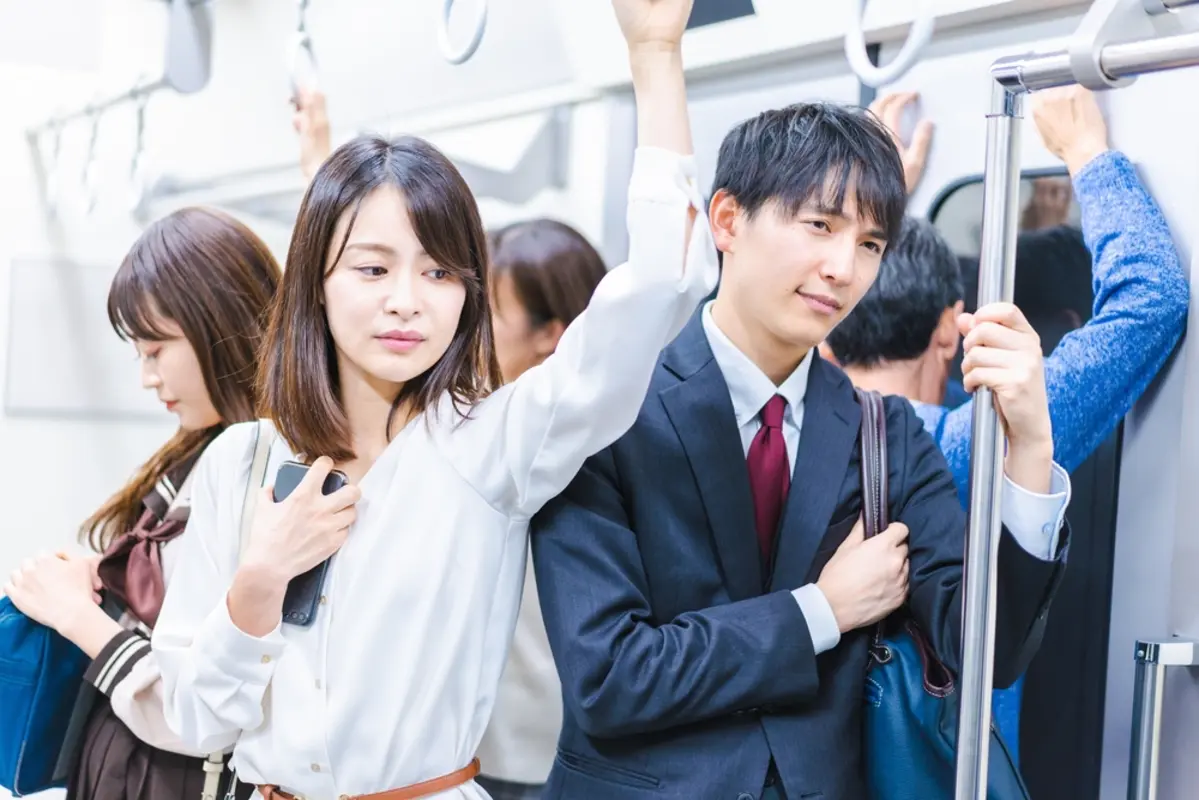 新卒が「週5の満員電車がツラい」と約2週間で退職！ 混雑率は「東京圏139％」「大阪圏116％」…経済損失は“年間3000億円”以上でも、会社員なら我慢すべき!? 混雑率の定義も確認