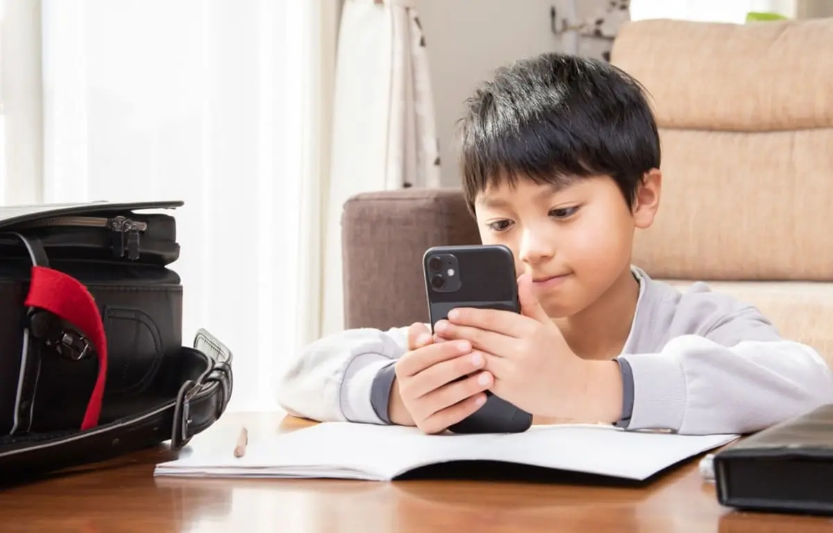 小学生の息子に「そろそろスマホが欲しい」と言われています。友人は“月2000円台”で持たせているそうですが、子どもの初スマホはどのくらい費用がかかるのでしょうか？