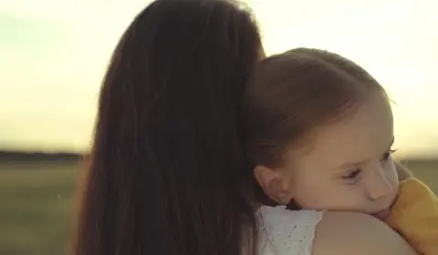 SNSで「保育料が月額8万円！ 第二子無理で～す」の投稿に「働き罰×子育て罰だ」「高収入ほどキツイ」の声も…実際“保育料負担”が高額になる家庭とは？ 負担額は全国一律にするべきか