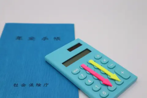 なぜ国民年金は「月7万円程度」とこんなに少ないのですか？ 国民年金だけで暮らしている人はいるのでしょうか？