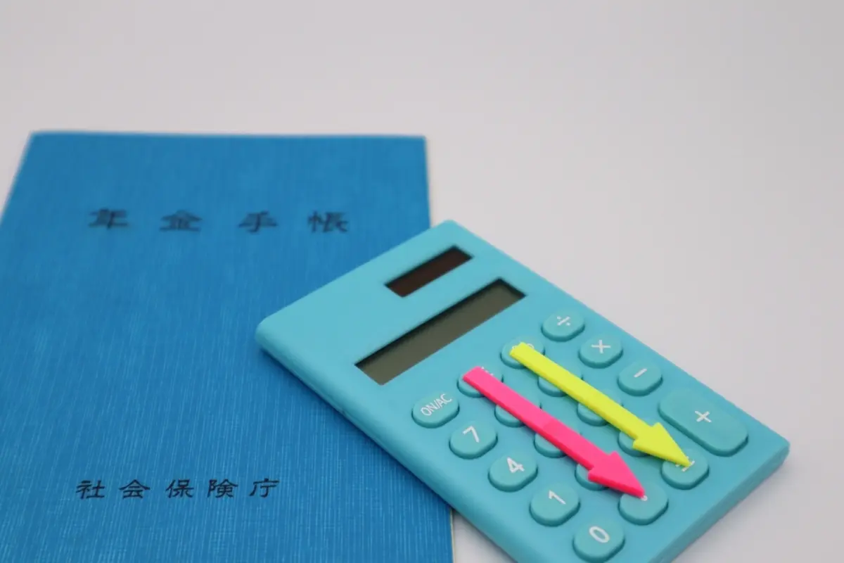 なぜ国民年金は「月7万円程度」とこんなに少ないのですか？ 国民年金だけで暮らしている人はいるのでしょうか？