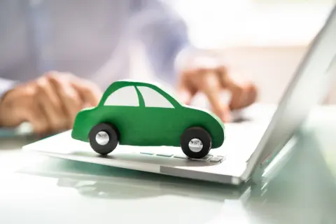 免許を取りたての息子が「最初の車は中古で十分でしょ？」と言っています。たしかに安く買えそうですが、夫は「修理代まで考えると割高かも」と心配しています。中古車と新車はどちらがお得でしょうか？