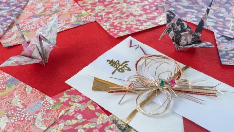 夫婦で招待された結婚式が“挙式のみ参加”になりそうです。披露宴がないなら負担は軽い気もしますが、ご祝儀まで少なくしていいのか迷います。一般的にはどう考えればよいのでしょうか？