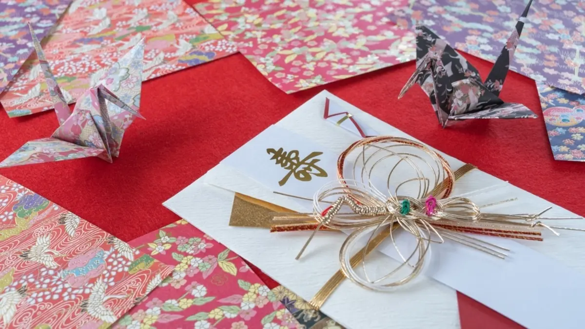 夫婦で招待された結婚式が“挙式のみ参加”になりそうです。披露宴がないなら負担は軽い気もしますが、ご祝儀まで少なくしていいのか迷います。一般的にはどう考えればよいのでしょうか？