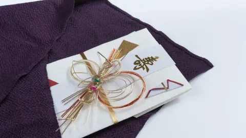 実家の父から結婚祝いとして150万円を送ってもらえることになりました。お祝い金でも贈与税はかかるでしょうか？税金がかからない受け取り方法はありますか？