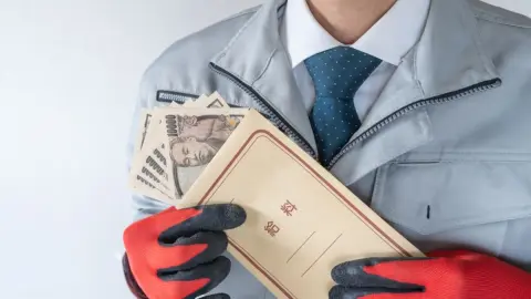 工場勤務で「月給20万円」です。平均と比べると、どのくらいの差があるのでしょうか？