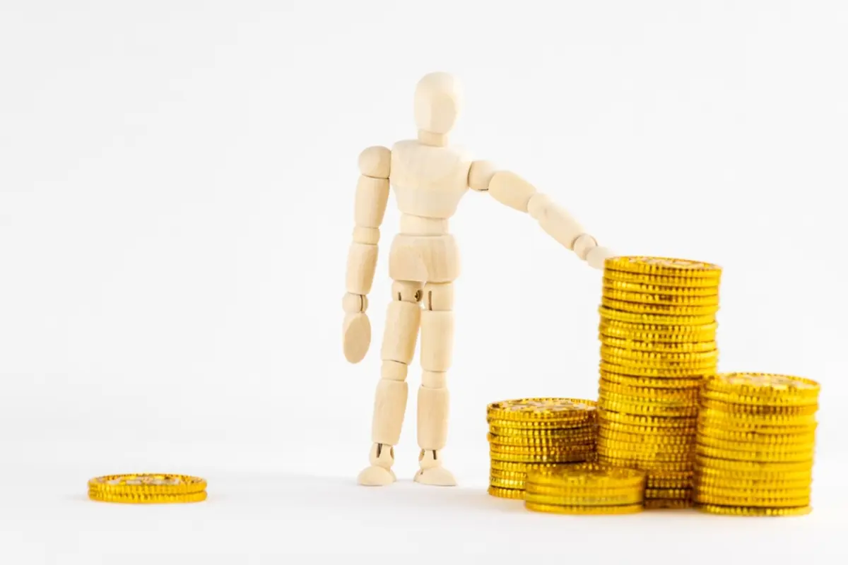 新入社員の初任給が「40万円」と聞いてビックリ！ 私は40代で手取りが「30万円以下」なのですが、同年代と比べても少ないほうなのでしょうか？