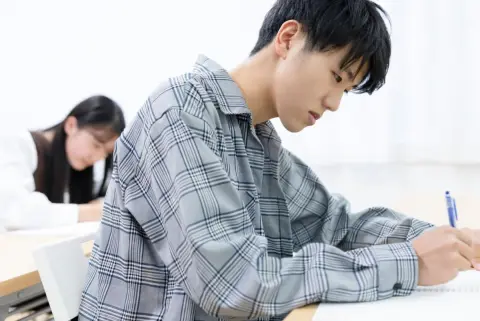 中学3年生の息子の塾代が「月4万5000円」に…。妻は必要と言いますが、相場はどれくらいなんでしょうか？