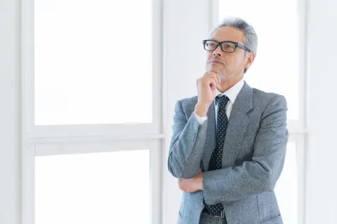退職は「65歳」より「64歳11ヶ月」だと“48万円”お得!? なぜ1ヶ月で数十万円の差になるの？ 会社員「月給20万円」の場合、受け取れる失業給付の総額を試算