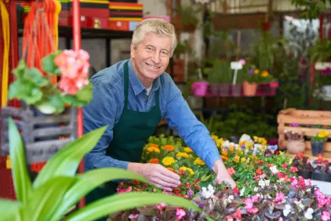 両親は70歳でも「月10万円」稼いでいます。最近“働く高齢者”をよく見かけますが、年金が足りず「生活が苦しい」のでしょうか？ 実家にいくらか援助すべきですか？