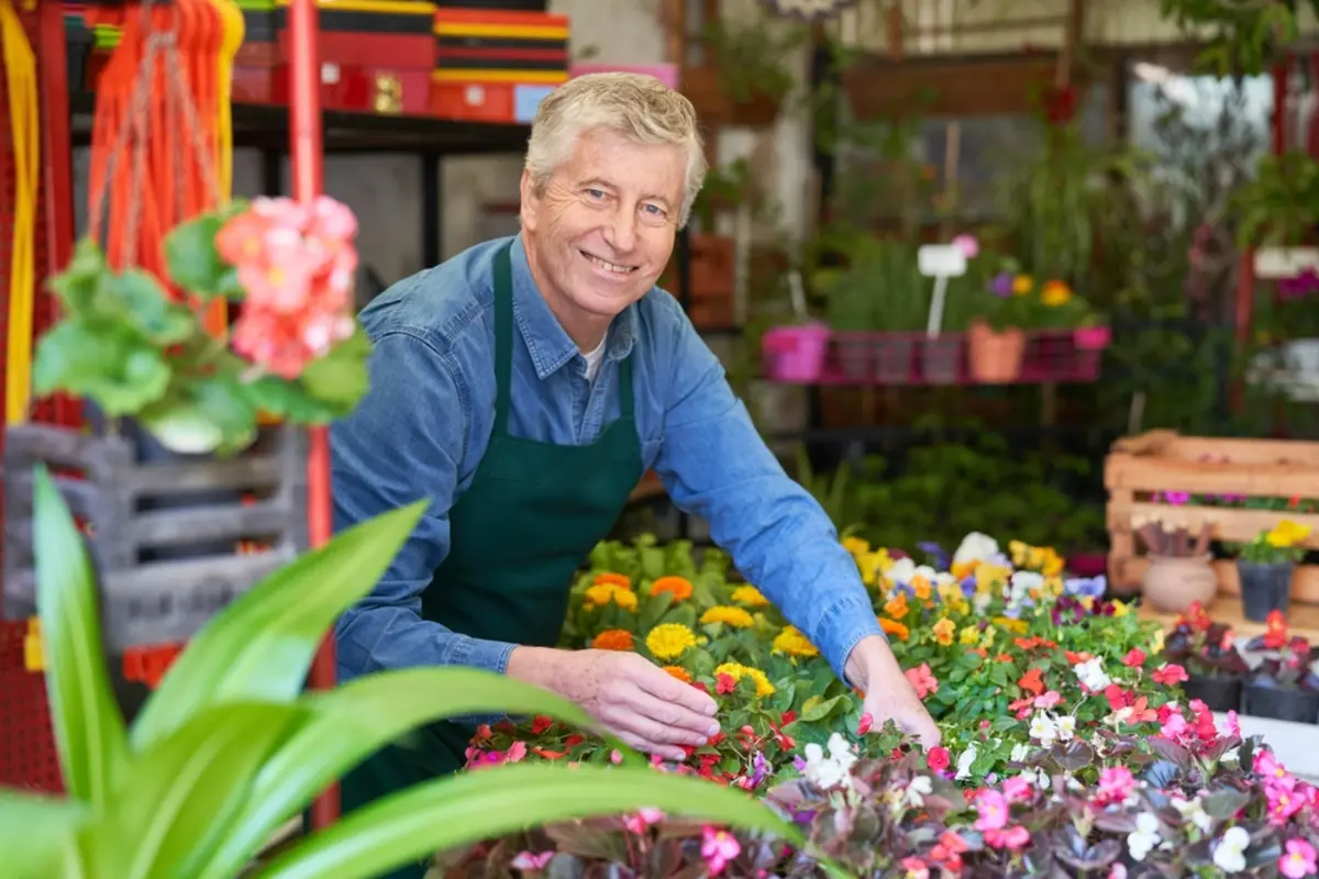 両親は70歳でも「月10万円」稼いでいます。最近“働く高齢者”をよく見かけますが、年金が足りず「生活が苦しい」のでしょうか？ 実家にいくらか援助すべきですか？