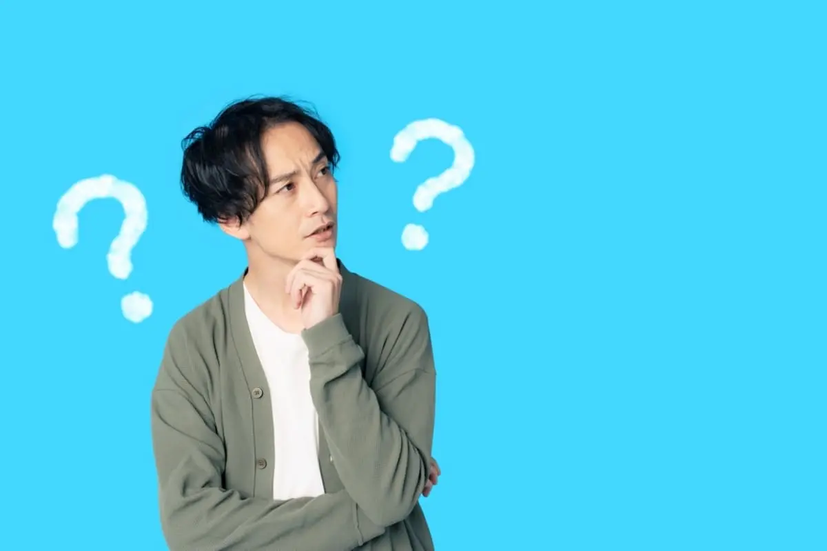 40歳まで実家暮らしで貯金3,000万円あります。実家は築30年超え。このまま実家に住み続けるのと、住宅購入ではどちらが老後資金的に有利でしょうか？