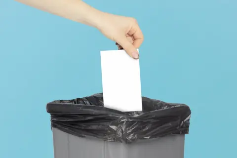 転職先で「紙の資格情報のお知らせ」をもらいました。私は「マイナ保険証」を持ってるのに、なぜ今さら渡されるのでしょうか？ 捨てると不都合はありますか？