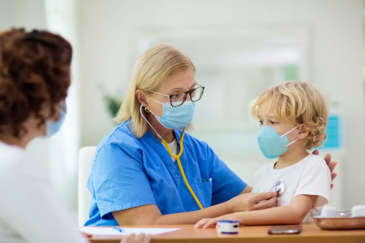 休日に子どもを病院へ連れて行ったところ、会計で「通常分とは別の費用」がかかると言われました。時間外料金だと思っていたのですが、これも選定医療費にあたるのでしょうか？