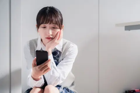 「自分だけ4万円のAndroidで恥ずかしい」と中学生の娘に言われビックリ！「iPhone 17eなら安いから」とのことですが、それでも“10万円”するスマホは不要ですよね？ 人気の理由とは