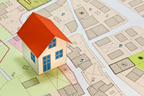 20年ほど「空き家の実家」を放置してたら、固定資産税「10万→60万円に増額」の通達が届きました。管理不全とのことですが、更地にすれば問題ないですか？ 注意が必要な“勘違い”とは