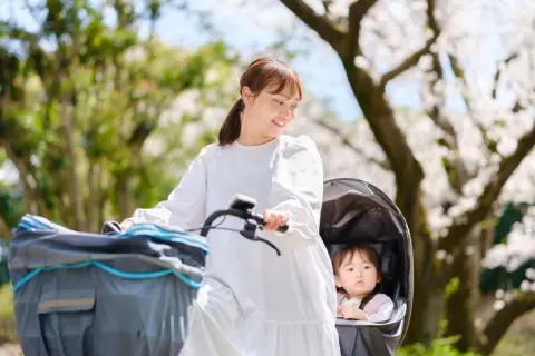 毎日「子ども2人」を自転車で送迎しています。4月に上の子が“小学生になった”のですが、まだ小さいですし「3人乗りのまま」で大丈夫ですよね？ 青切符“反則金3000円”の対象になるケースとは