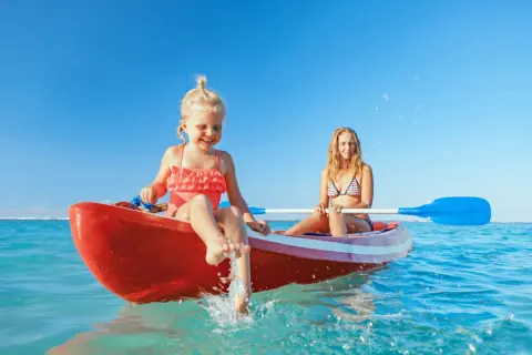 家族（夫婦＋子ども1人）で「毎年1回くらいハワイに行けたら理想」と話しています。どれくらい家計にゆとりがあれば現実的なのでしょうか？