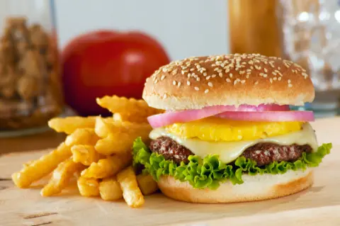 10年ぶりの「ハワイ旅行」で、ハンバーガーセット「3000円超」に大後悔！ 4人家族「年収600万円」に海外旅行は“高嶺の花”？「円安×インフレ時代」の海外旅行の残酷なリアル