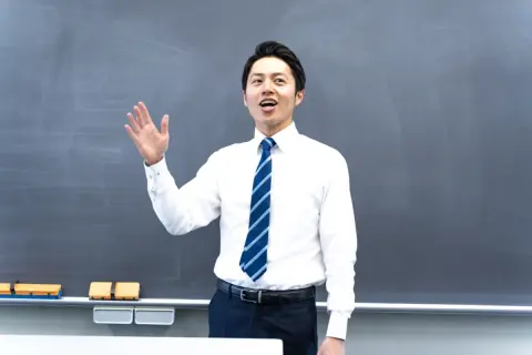 4月から夫が「教頭」になり、友人に「給料もかなり上がるのでは？」と言われました。「教員」から「教頭」になると、年収は実際どのくらい増えるのでしょうか？