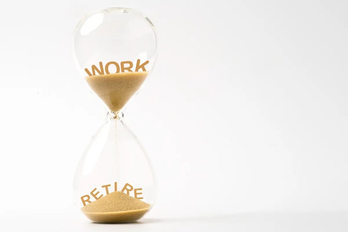 退職後の再雇用を勧められた父が、「年収は下がるけれど断るのはもったいない」と迷っています。母は「自由な時間のほうが大切では？」との考えですが、老後は収入と時間のどちらを優先すべきなのでしょうか？