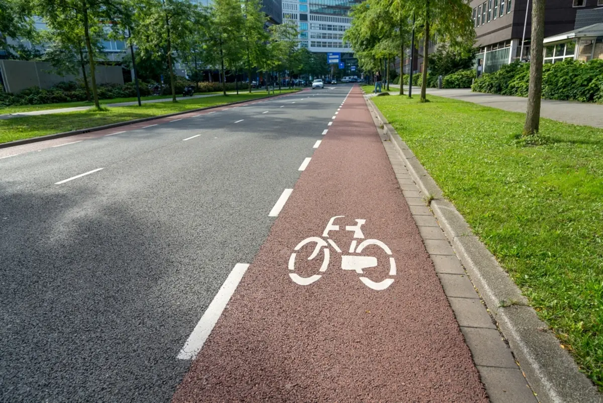 4月から自転車は原則車道通行で、違反すると反則金6,000円とのことですが、歩道を走っていいケースなど例外はどんなものですか？