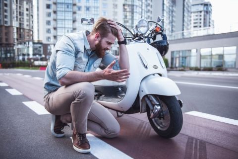 駐車中の“原付”に自動車が衝突！「保険で何とかなる」と思ってたのに、振り込み金額は“2万円だけ”でショック…自分に過失はないのに、なぜこんなに少額なの？ 補償額の上限とは
