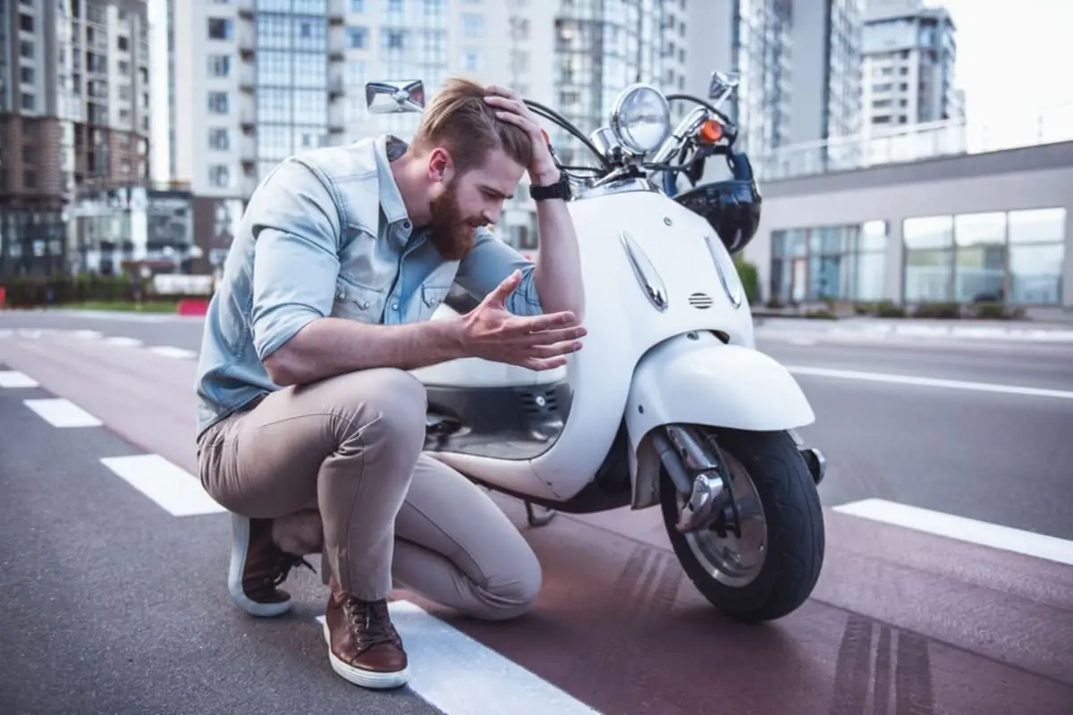 駐車中の“原付”に自動車が衝突！「保険で何とかなる」と思ってたのに、振り込み金額は“2万円だけ”でショック…自分に過失はないのに、なぜこんなに少額なの？ 補償額の上限とは