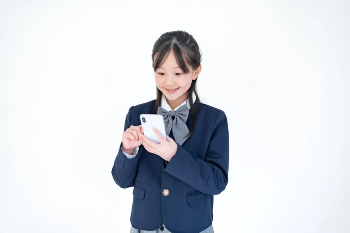 SNS投稿「小4でもスマホないと孤立」「クラスでLINEできないの私だけ」に賛否…今どきスマホなしは“友人関係に影響が出る”レベル？ 小学生にスマホは持たせるべきなのか 所有年齢も確認