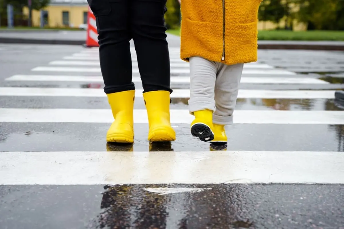 雨の日の運転で歩行者にうっかり泥水をかけてしまった…！ 「クリーニング代」を請求されたのですが、払わないといけないでしょうか？