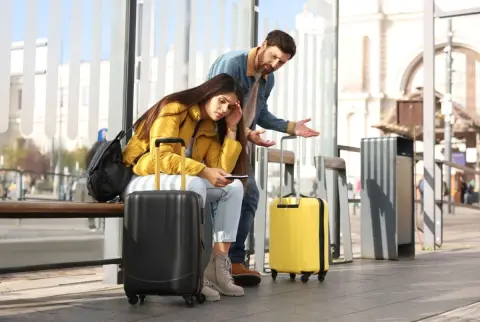 「電車遅延」で飛行機に乗り遅れ…！ 返金や振り替えなどの補償は受けられるのでしょうか？