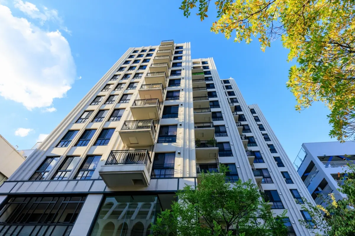 「マンション管理人」は高収入って本当？ 70歳の父が応募を考えていますが、平均年収や仕事内容はどのようになっているのでしょうか？