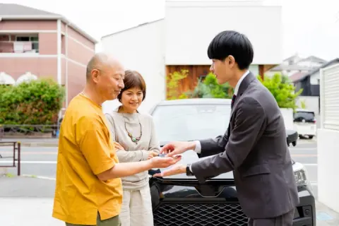 60歳目前の夫が「退職金でSUVに買い替える」と言っています。貯金は「800万円」ほど…老後資金として足りるでしょうか？