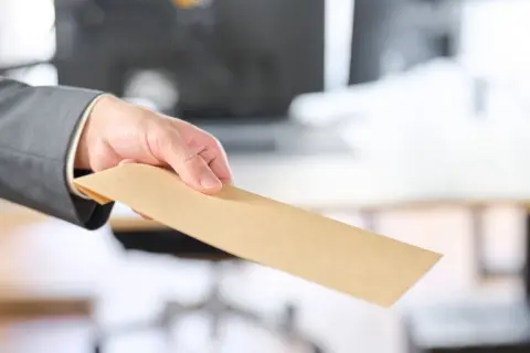 大学生の息子が始めたバイト先は「給料手渡し」だそうです。なぜ振り込みにしないのでしょうか？