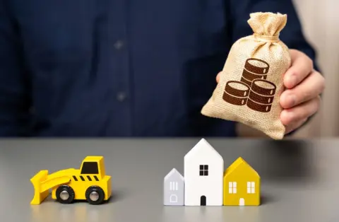 実家を“相続前に解体”したら「税金340万円」の支払いが！ 後日「相続後なら税金タダだった」と聞きショック…注意が必要な「3000万円控除」を使えるタイミングとは？ 賢い売却順序を解説