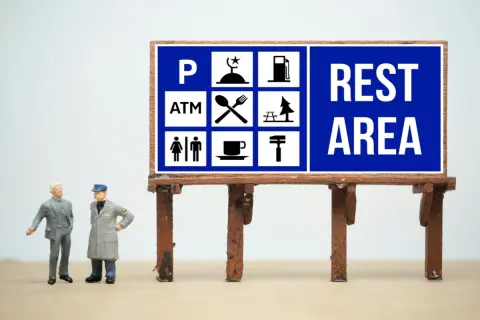 高速道路を使って実家へ向かうたび、妻に「休憩のたびに買い物していたら出費が増えるのでは？」と言われます。たしかにサービスエリアは便利ですが、長距離移動では“途中の出費”も見ておくべきなのでしょうか？