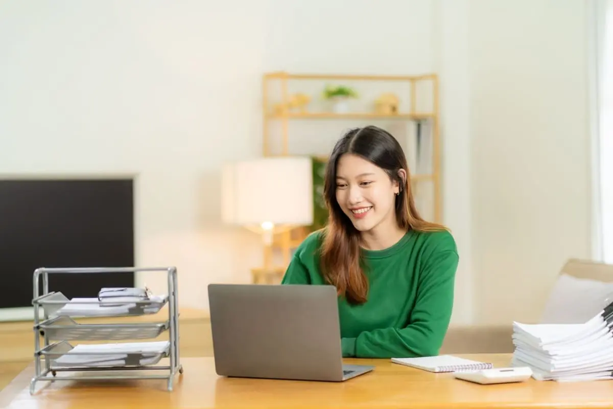 「フルリモート」の仕事に興味があります。通勤がない以外に、年収や昇進、働きやすさにはどんな違いがあるのでしょうか？