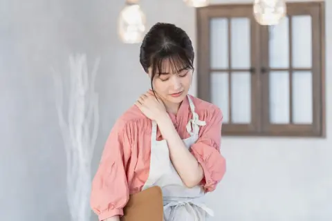 私は年収700万円、妻はパートで年収100万円ほどです。もし妻が年収300万円で働いた場合、税金や社会保険を考えると実際の手取りはどれくらい増えますか？