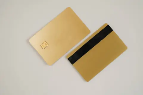 年会費「2万円」のゴールドカードを検討中ですが、家族に「旅行しないなら持つ意味がないのでは」と言われて迷っています…あまり旅行しない人でも年会費の“元を取る”ことはできるのでしょうか？