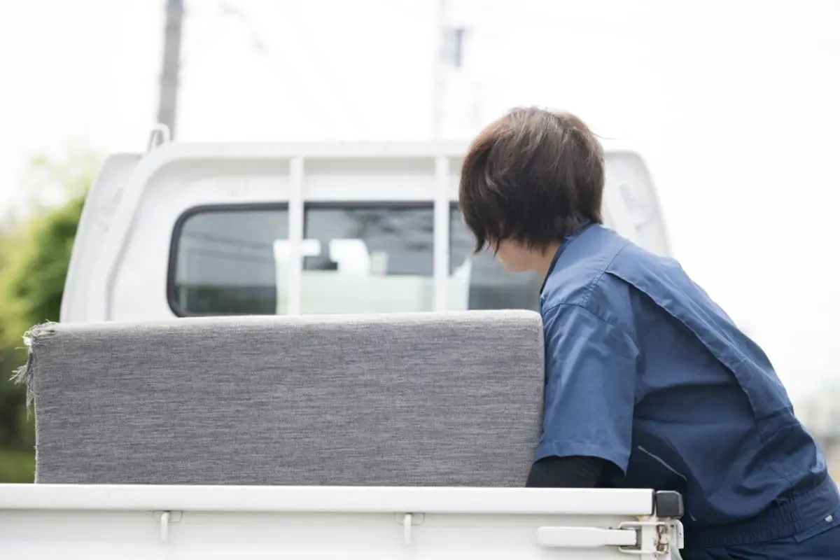 引っ越しで不要な家具を処分しようとしたら、「無料で回収します」という廃品回収の放送が…なぜ無料の業者があるのでしょうか？
