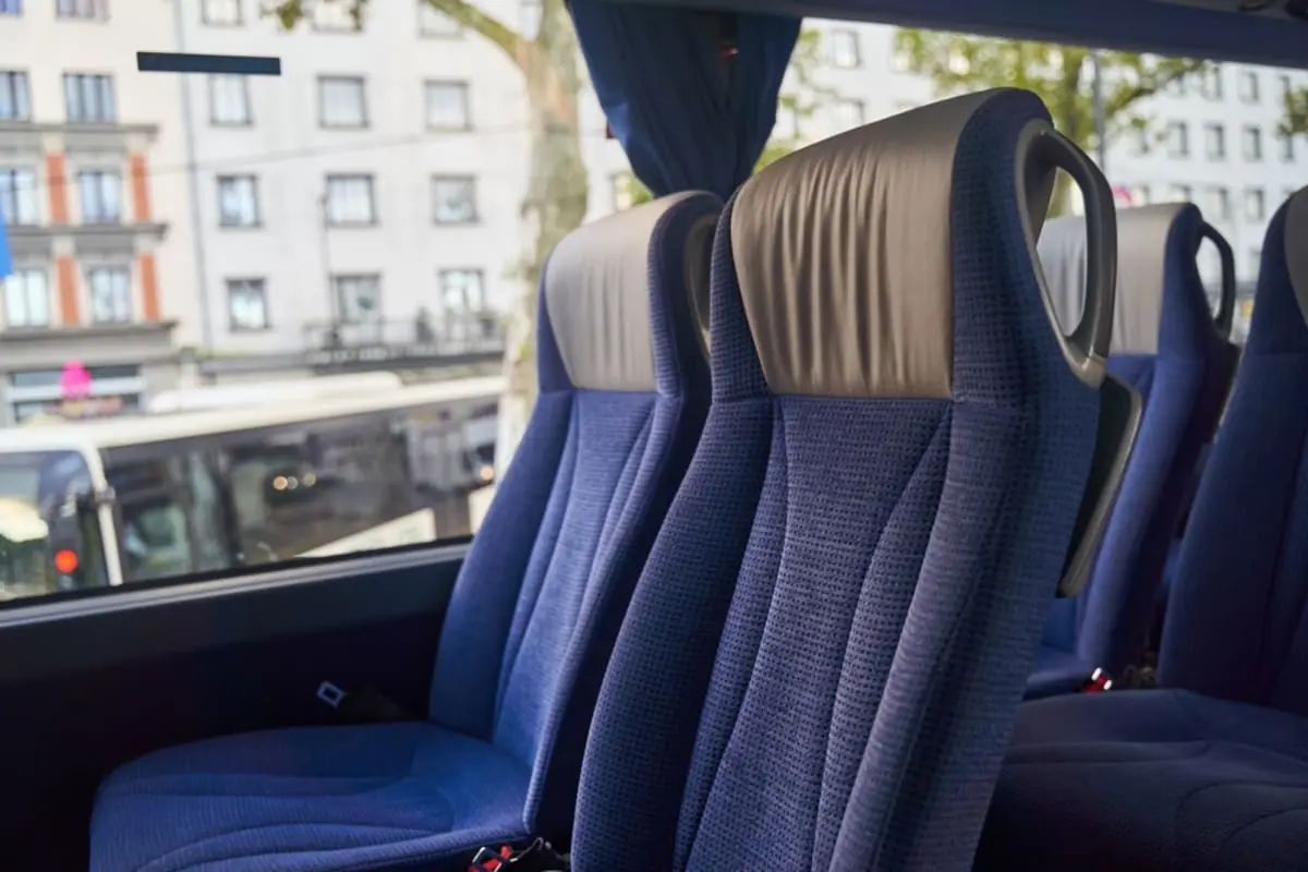 夜行バスで“座席を倒した”だけで、後ろの乗客に「そんだけ倒すなら個室バスに乗れ！」と言われた…「東京-大阪・6000円」なら、多少の不便は“我慢すべき”ですか？