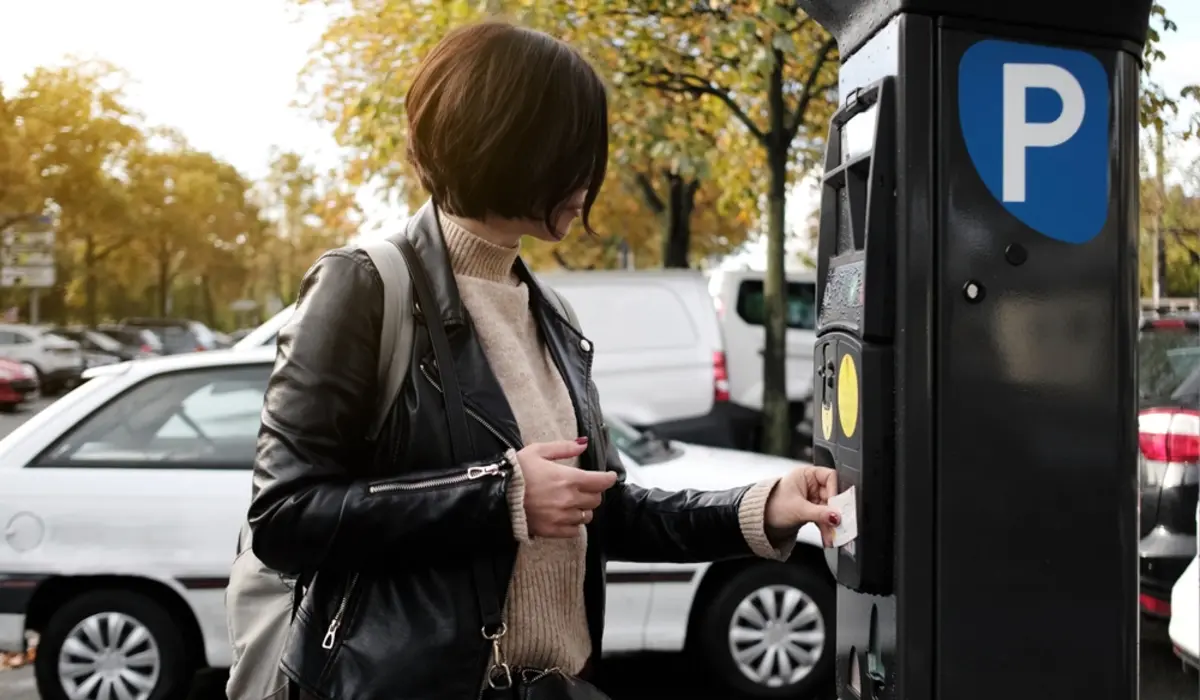 空港を利用するため「24時間最大1500円」のコインパーキングに車を停めました。2泊3日の旅行から帰ると料金は「3万円」超に…！ 「4500円」で済むと思っていたのに、なぜこんなに高くなったのでしょうか？