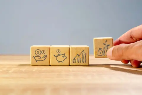 65歳で「年金180万円」を70歳まで繰り下げると「240万円」に増える!? でも老後も“年収300万円”で働くと、年金が減ってしまいますか？ 注意点も確認